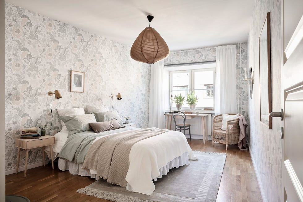 dormitorio de estilo nórdico y vintage con papel pintado floral