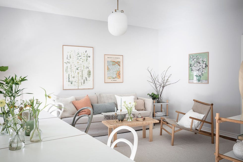 salón de estilo nórdico y vintage decorado en tonos neutros con fibras