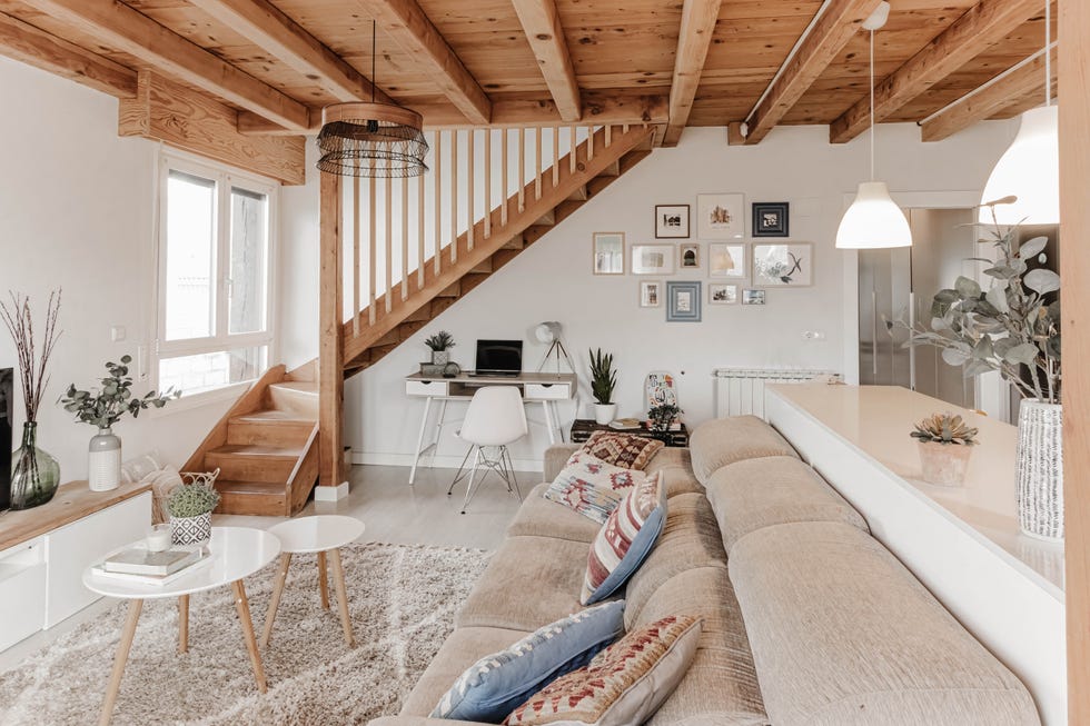 salón con techos de madera y vigas vistas