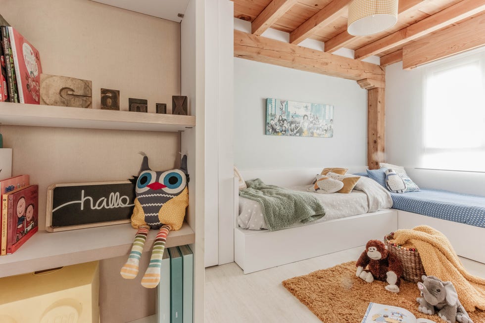 habitación infantil con vigas de madera vistas