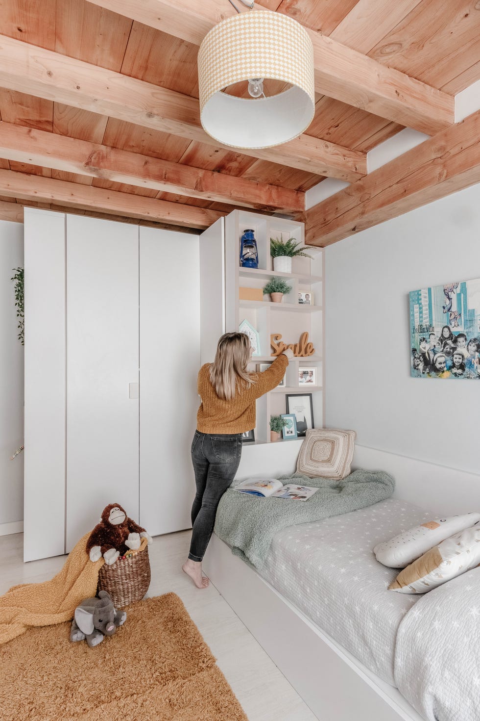 habitación infantil con vigas de madera vistas
