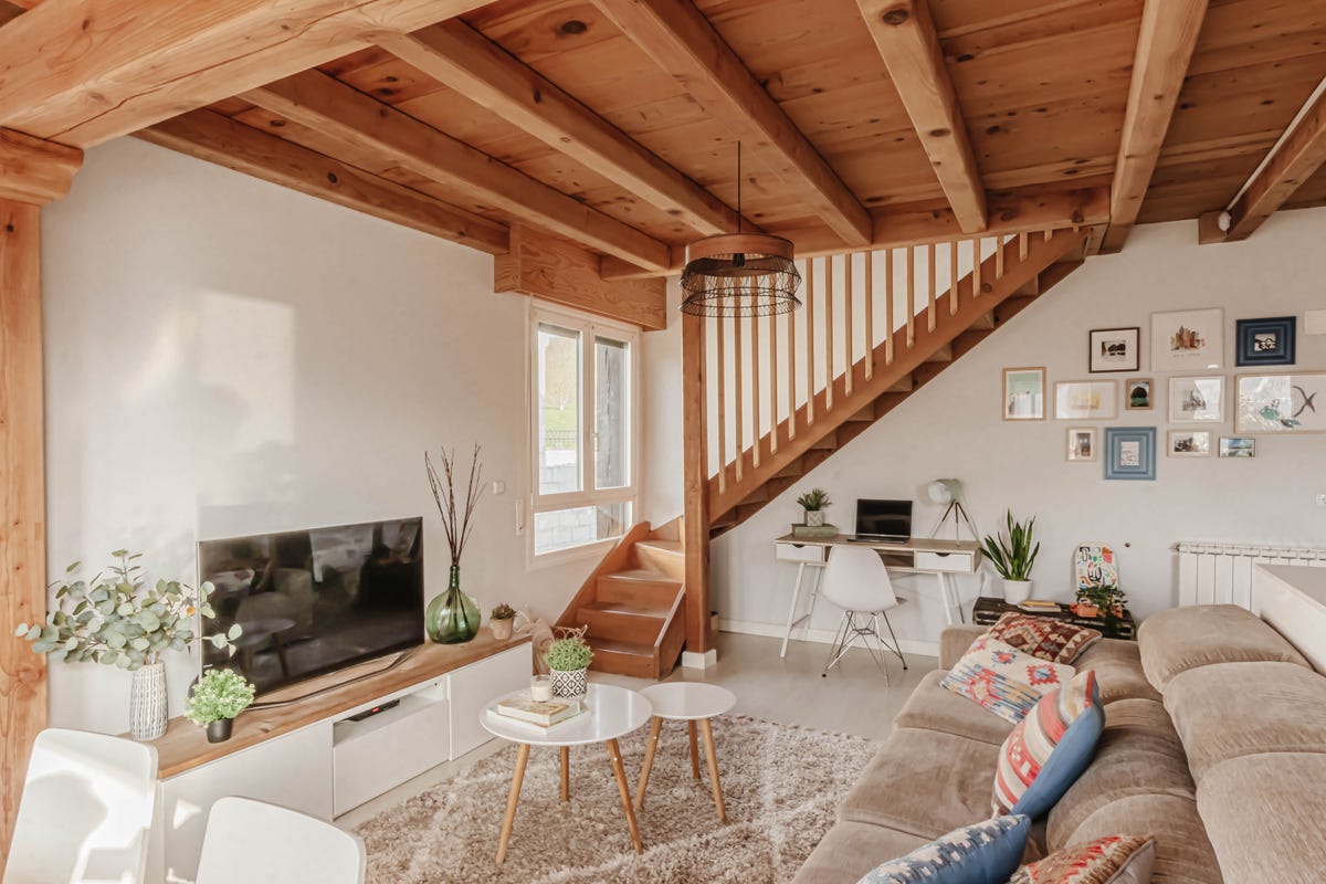 salón con techos de madera y vigas vistas