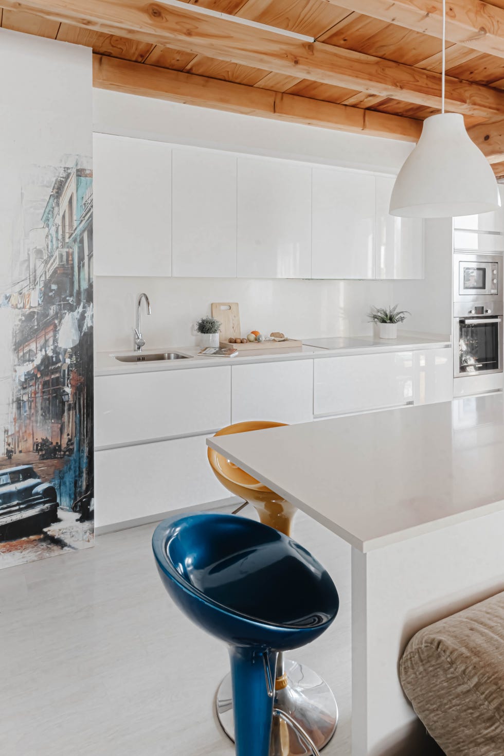 cocina blanca con isla central