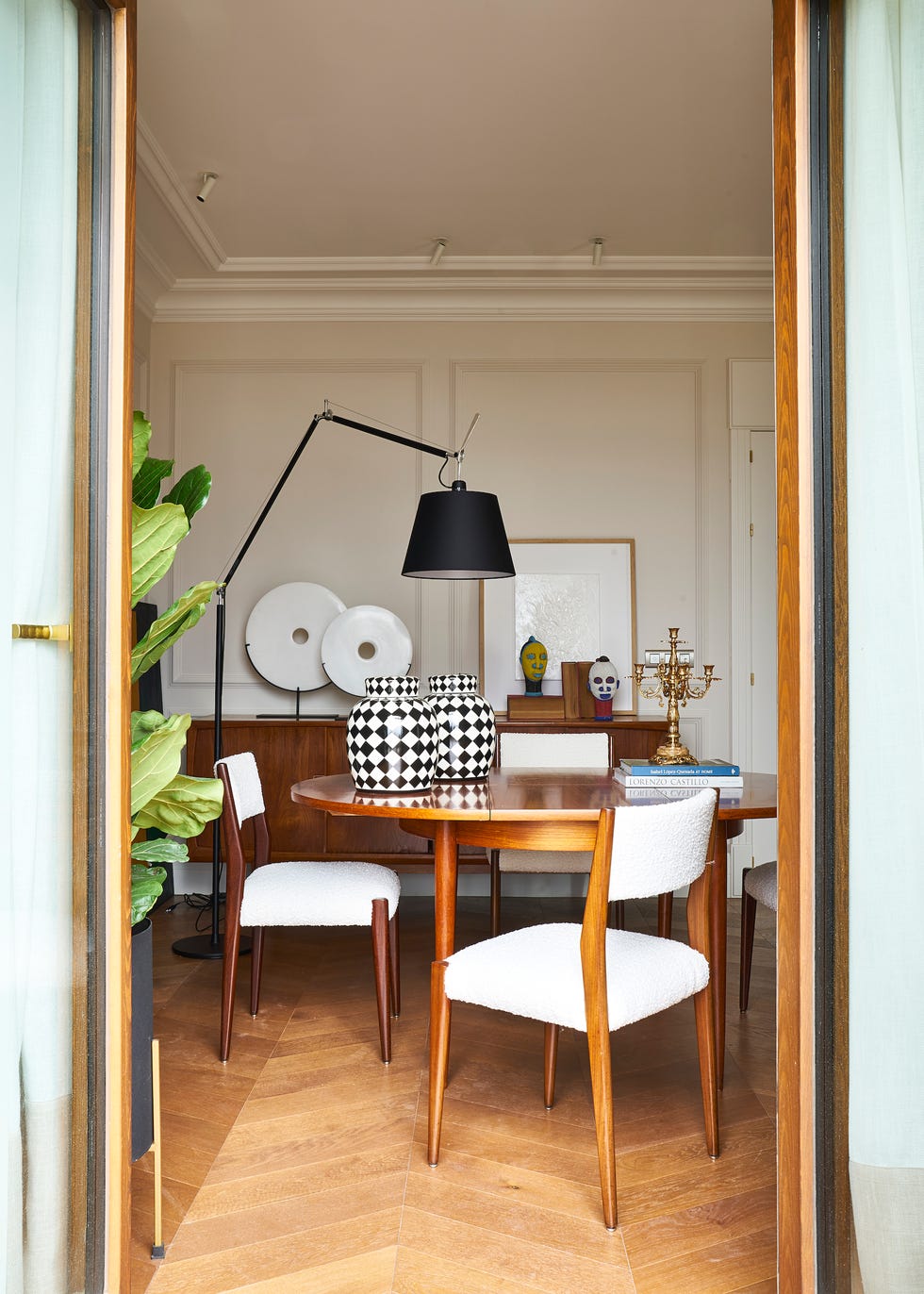 comedor de diseño con sillas bouclé