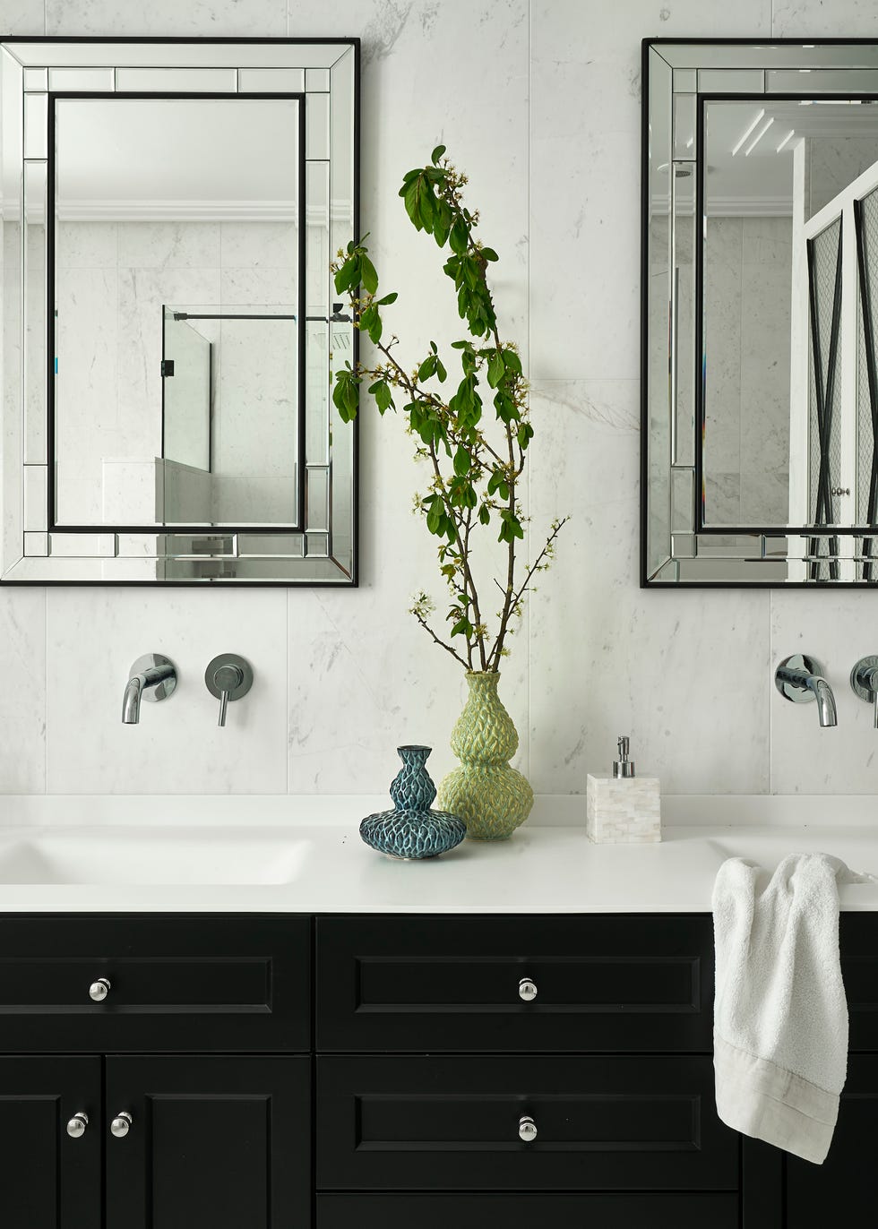 baño con mueble lavabo en color negro y espejos rectangulares