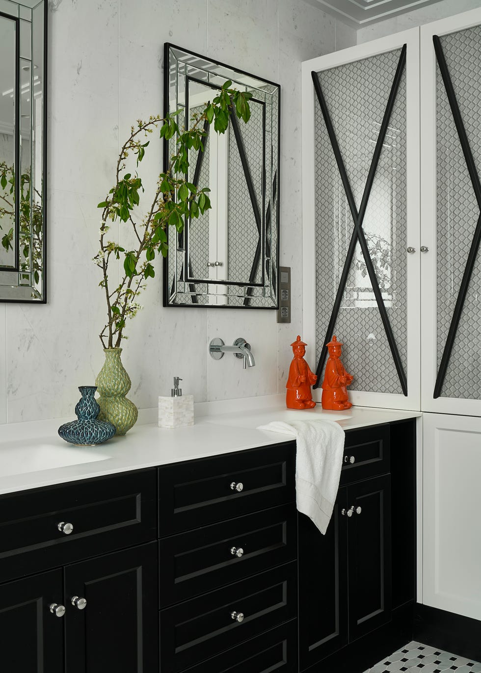 baño de estilo clásico con muebles en blanco y negro