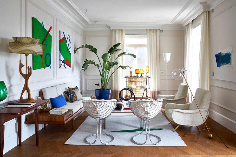 salón de lujo con muebles de diseño y obras de arte