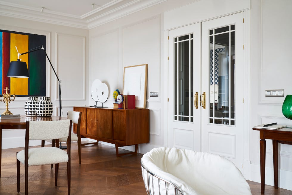 salón comedor de lujo con muebles de diseño y obras de arte