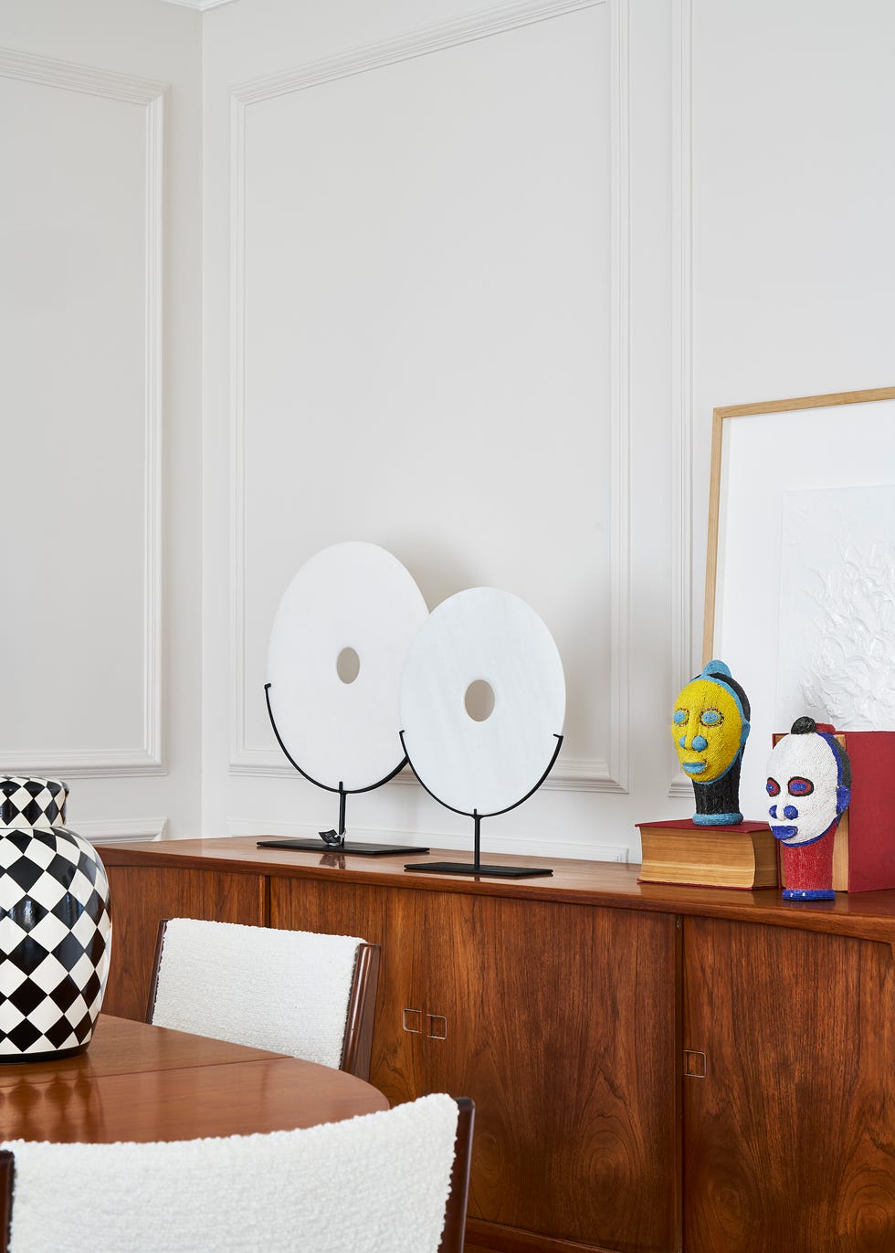 aparador de madera decorado con esculturas modernas
