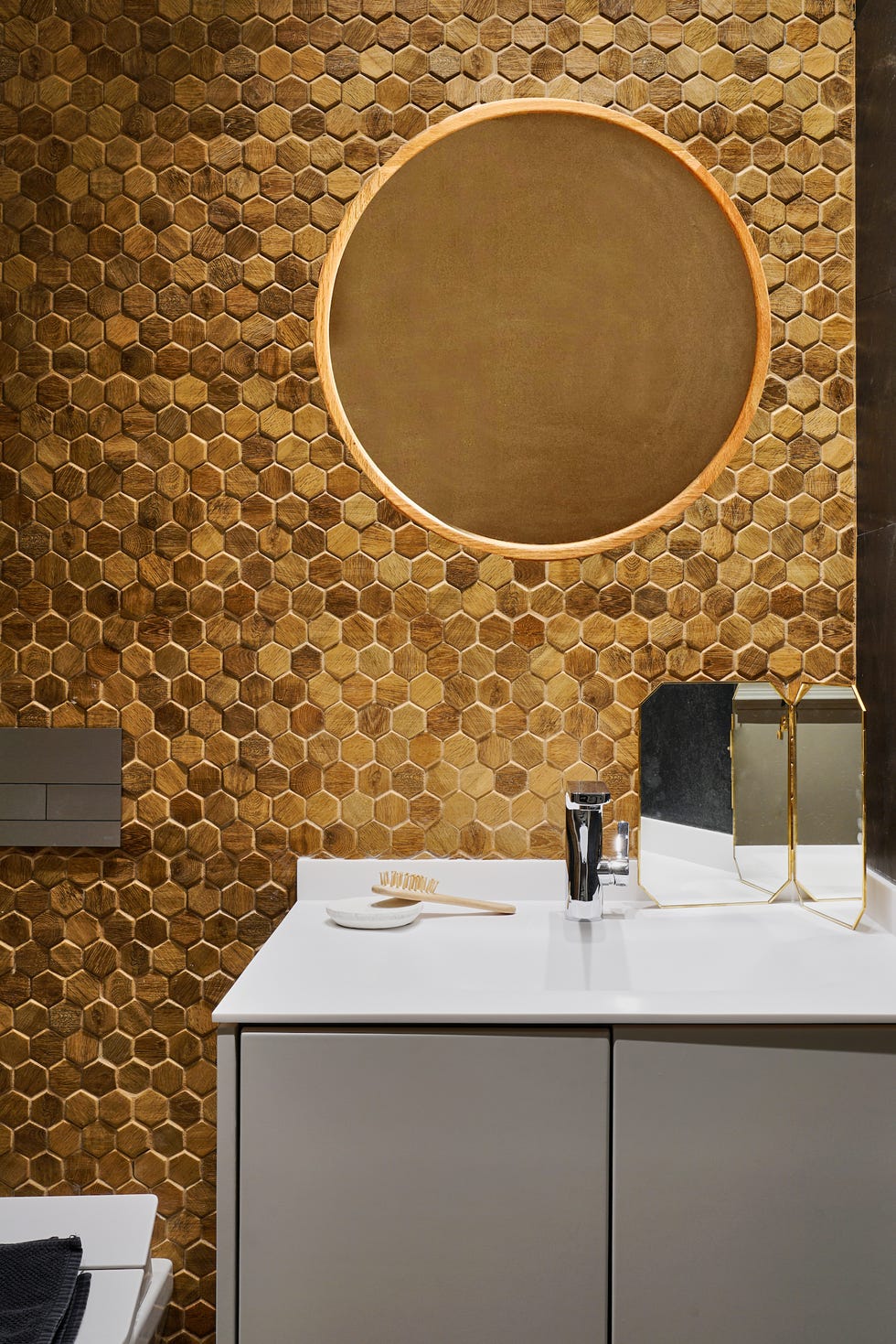 baño con revestimiento cerámico en forma de panal de abeja
