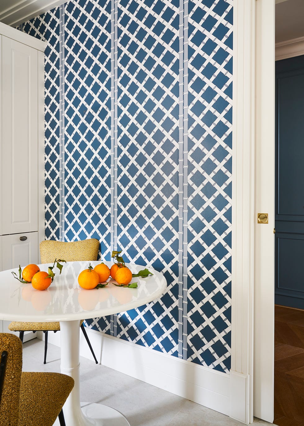 cocina con office y papel pintado con diseño a rombos blancos sobre fondo azul