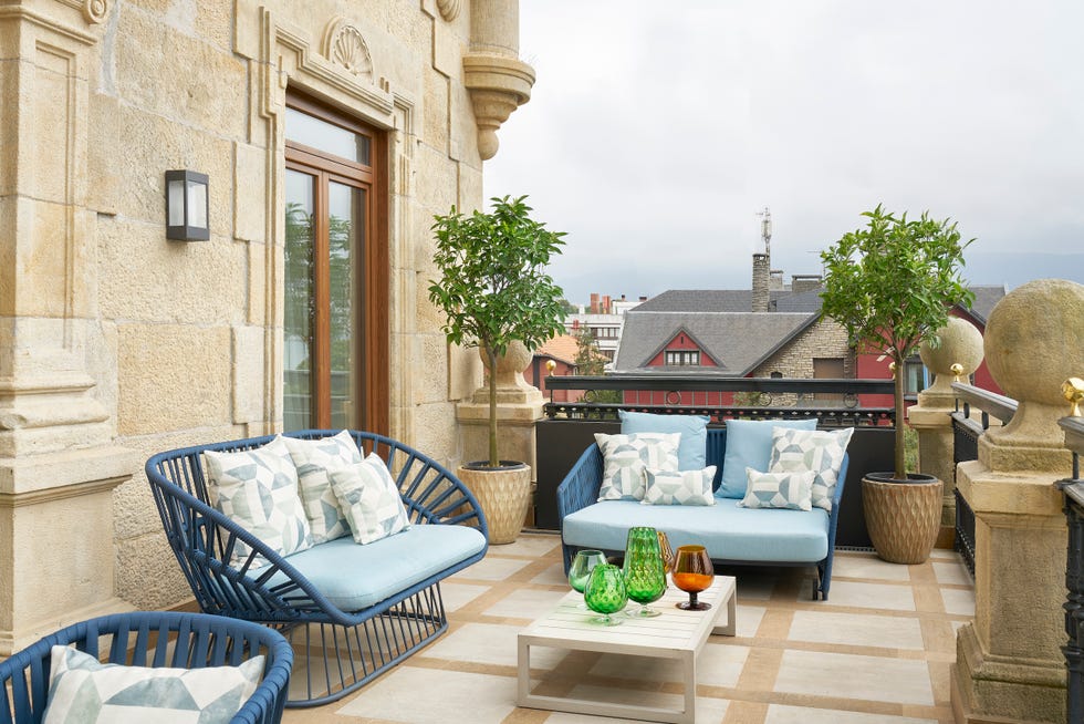 terraza amueblada con sofás de cuerda azul