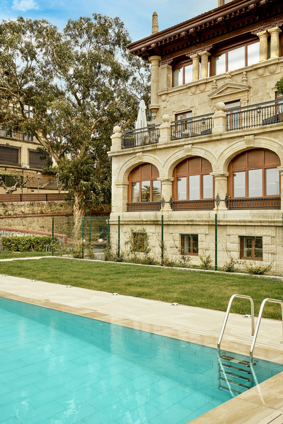 palacio con fachada de piedra y piscina