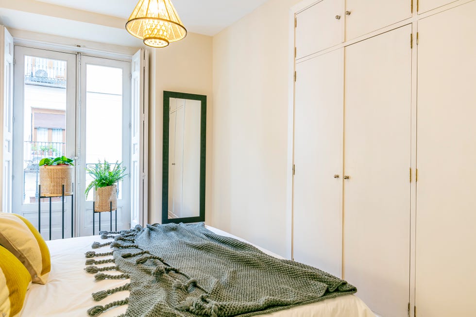 dormitorio con armarios empotrados en color blanco