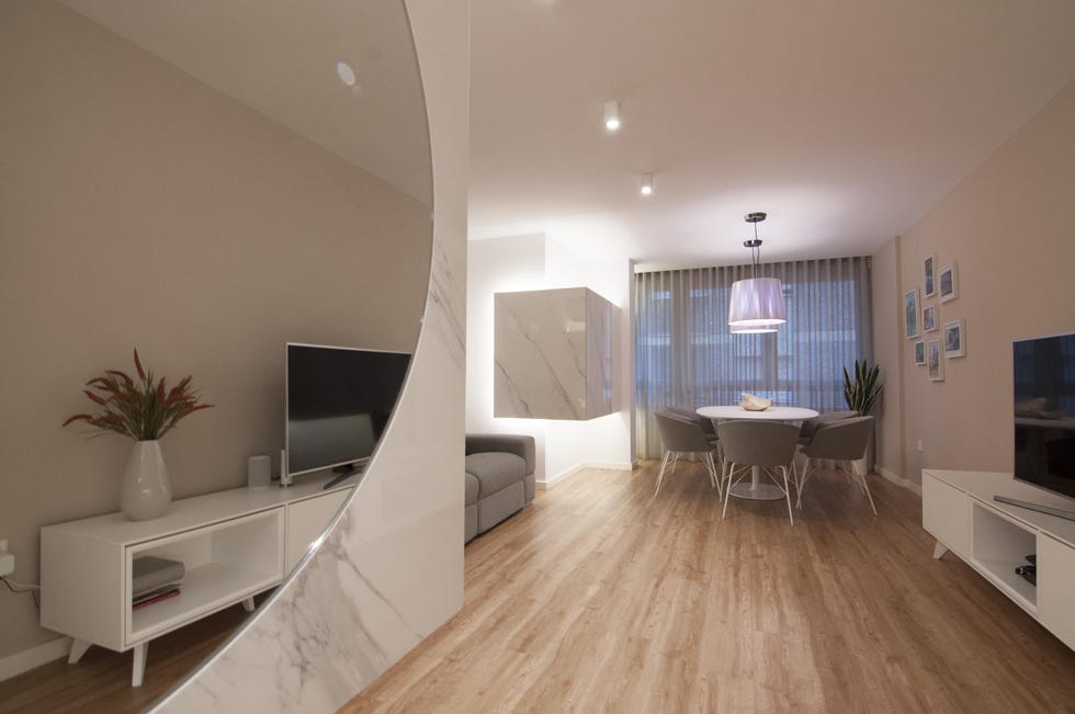 salón comedor de diseño nórdico decorado en tonos grises y blancos