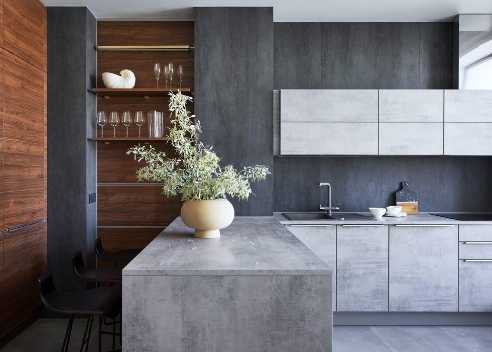 cocina moderna con office realizada en piedra gris y madera