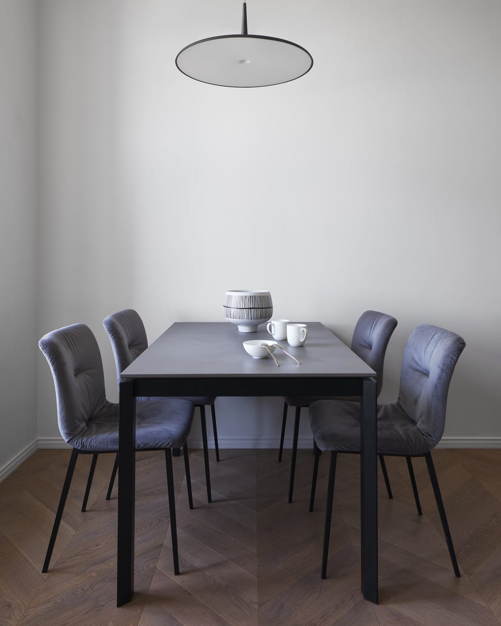 mesa de comedor rectangular moderna con sillas acolchadas en color gris