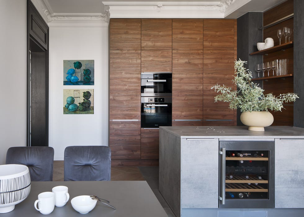 cocina moderna con office realizada en piedra gris y madera