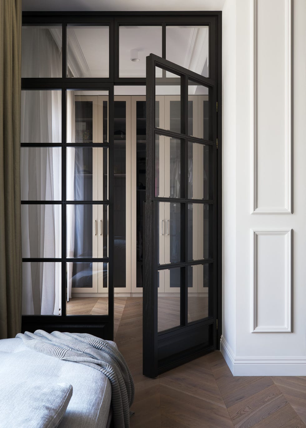 vestidor con cerramiento de cristal y metal negro