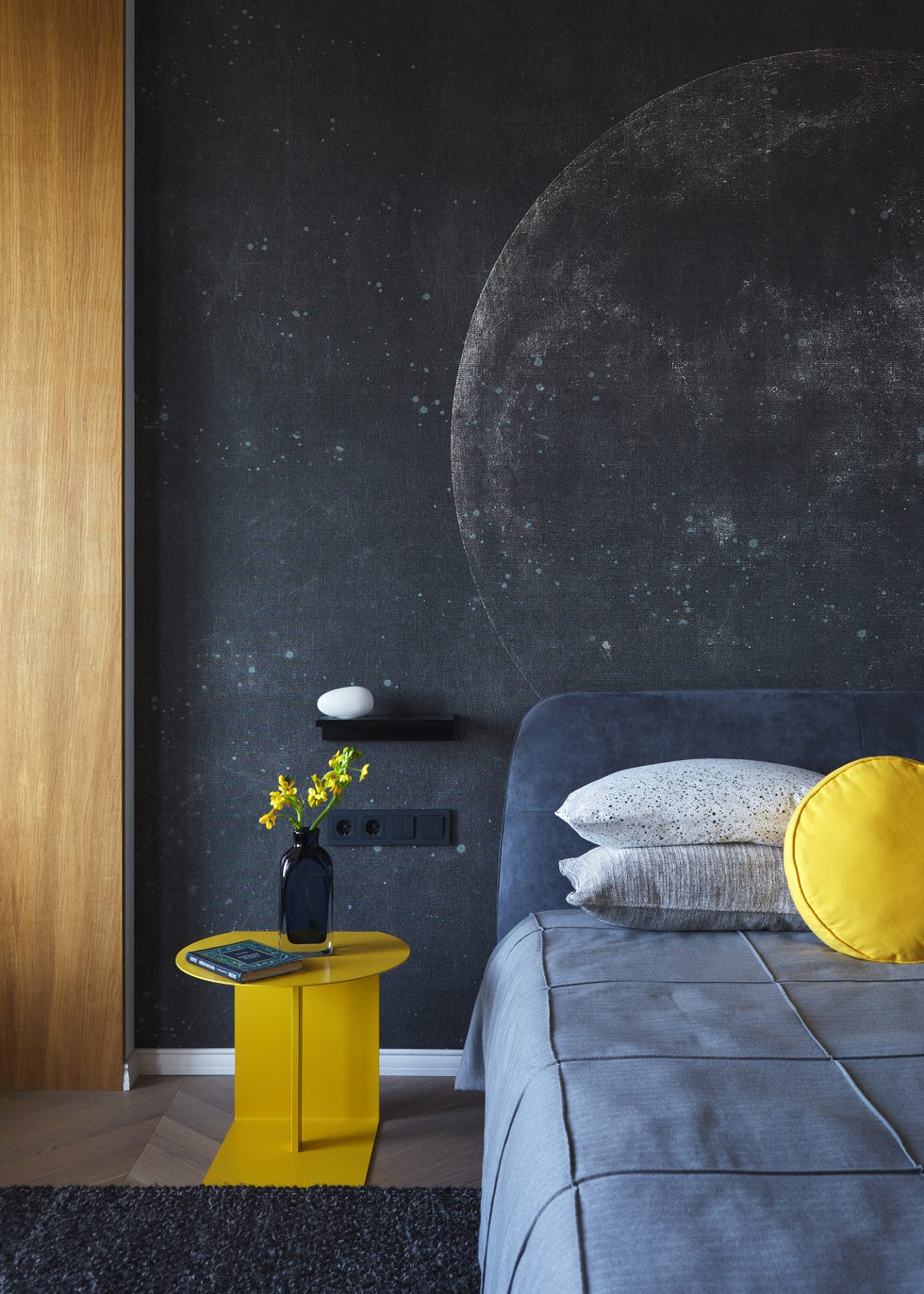 habitación juvenil con mural con dibujo de la luna en la pared del cabecero
