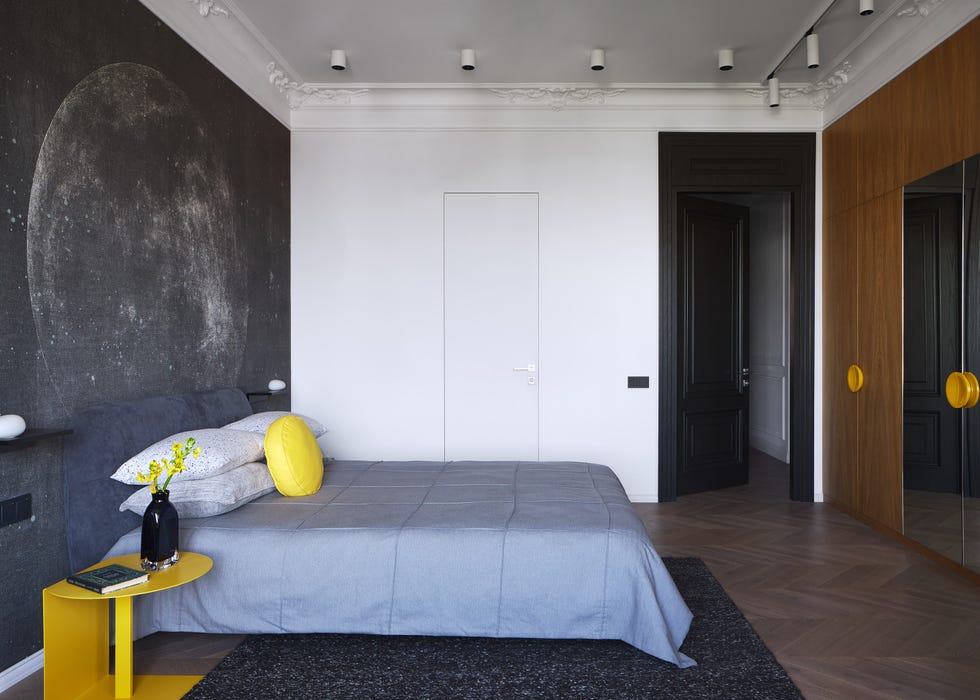 habitación juvenil con mural con dibujo de la luna en la pared del cabecero