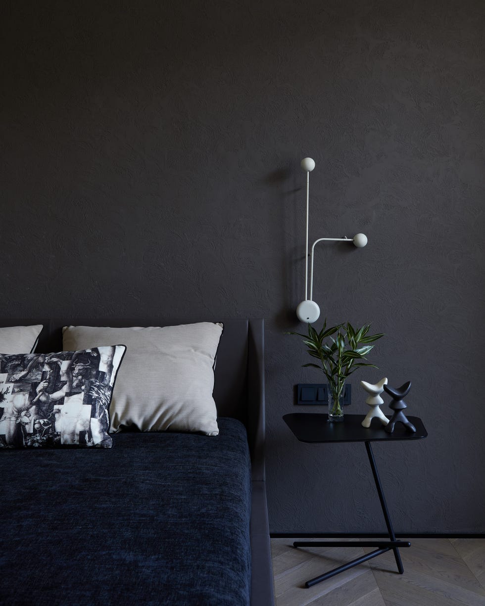 habitación masculina en tonos oscuros