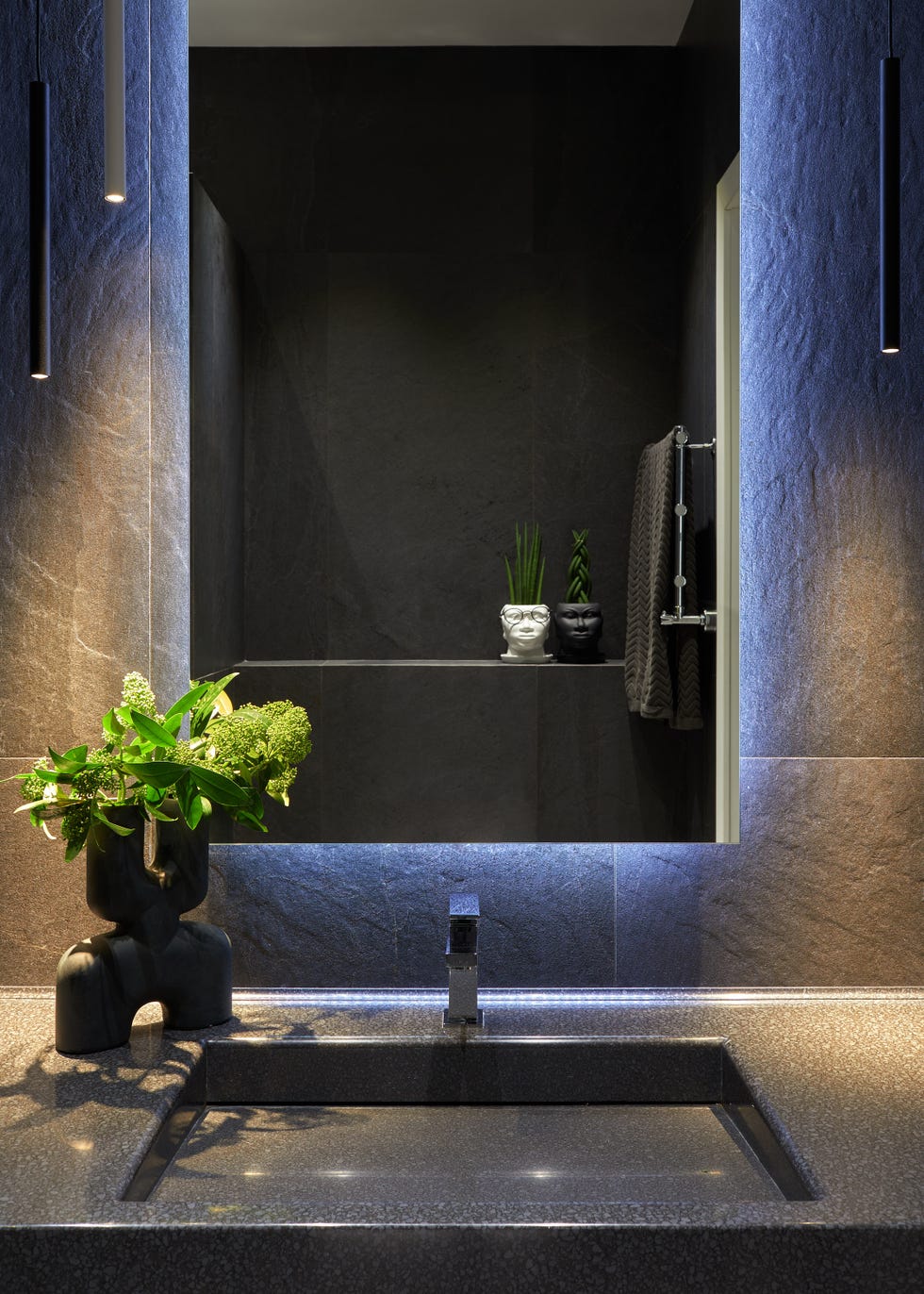 baño diseñado en piedra gris