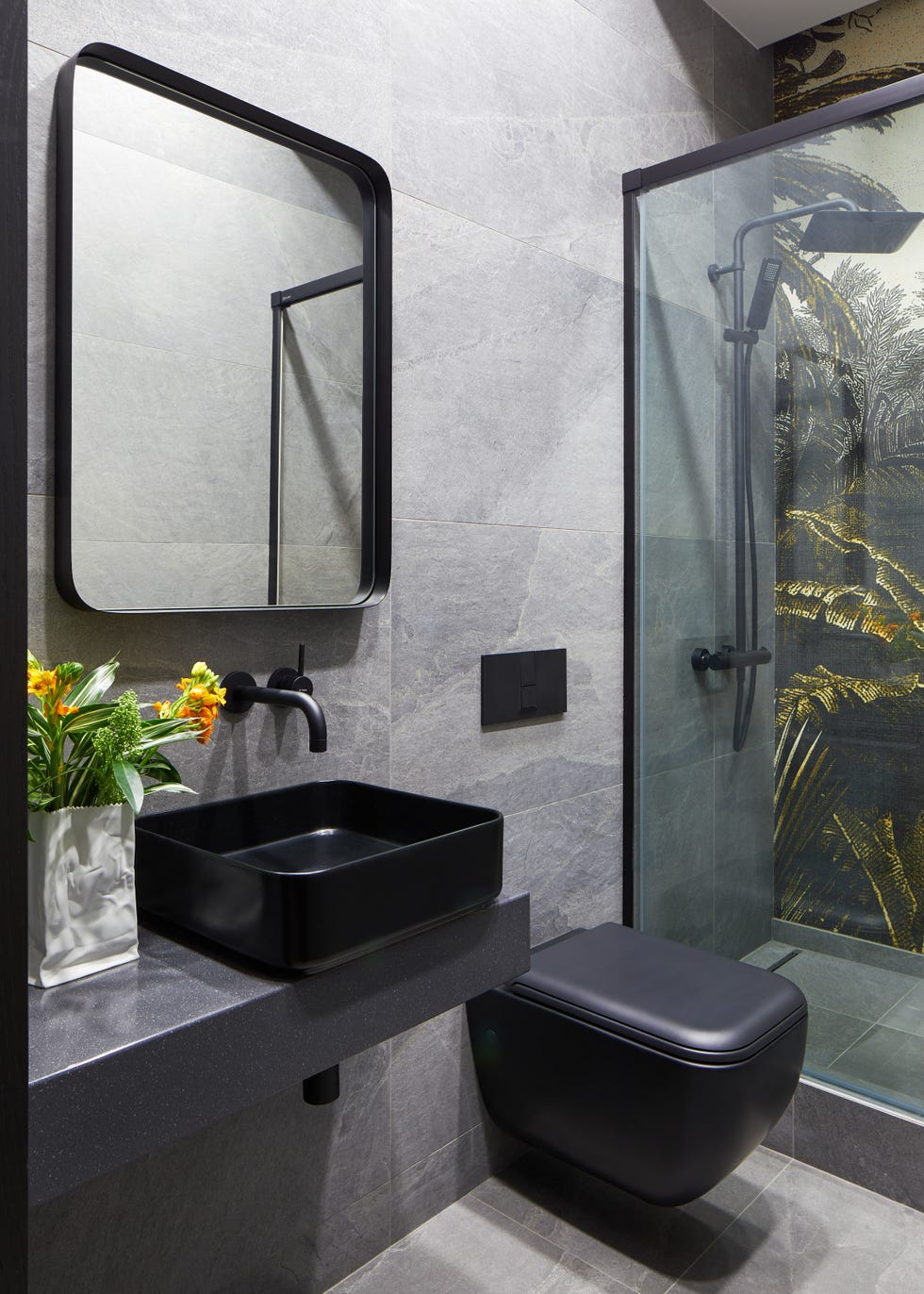 baño con ducha y papel con motivos botánicos