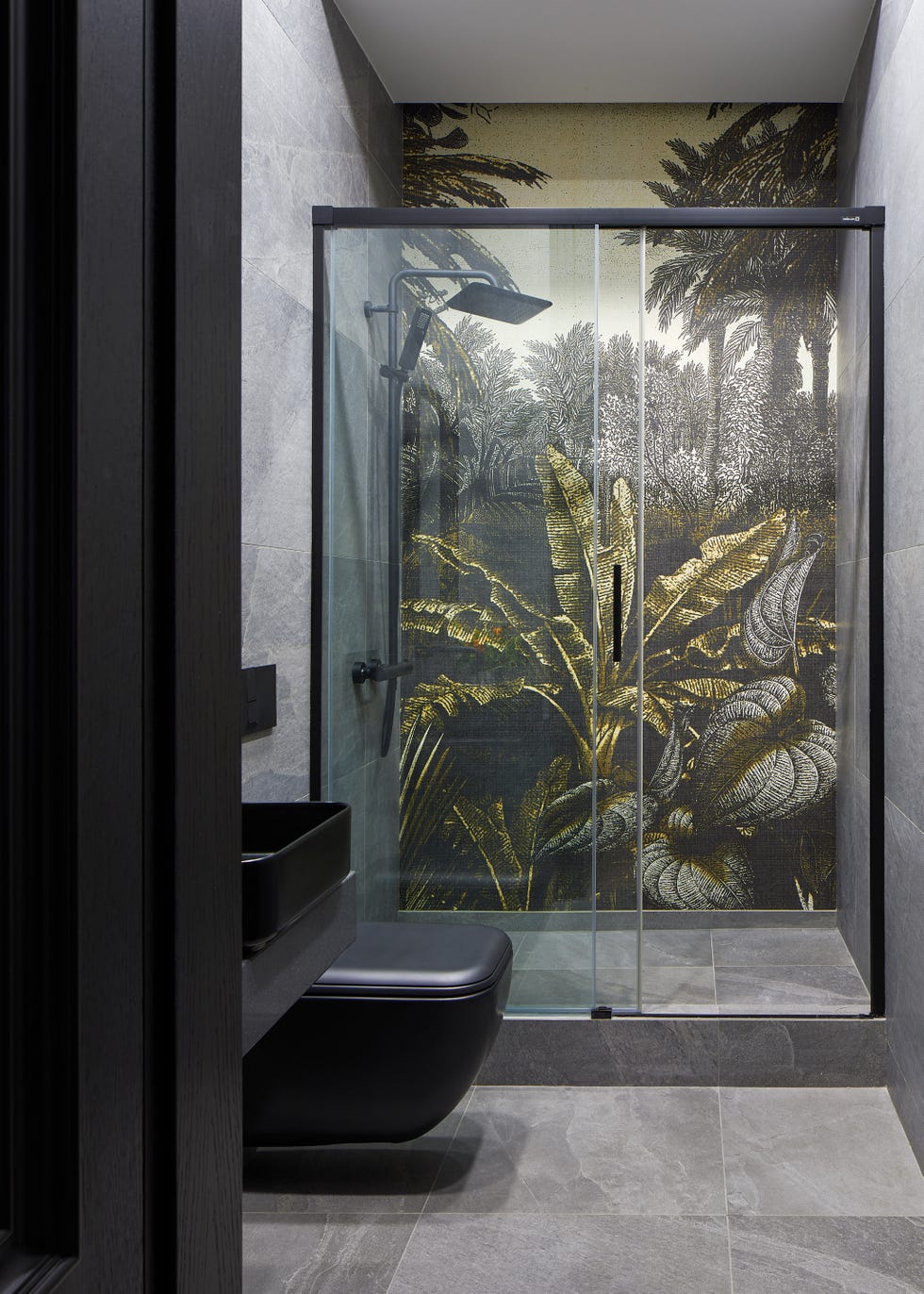 baño con ducha y papel con motivos botánicos
