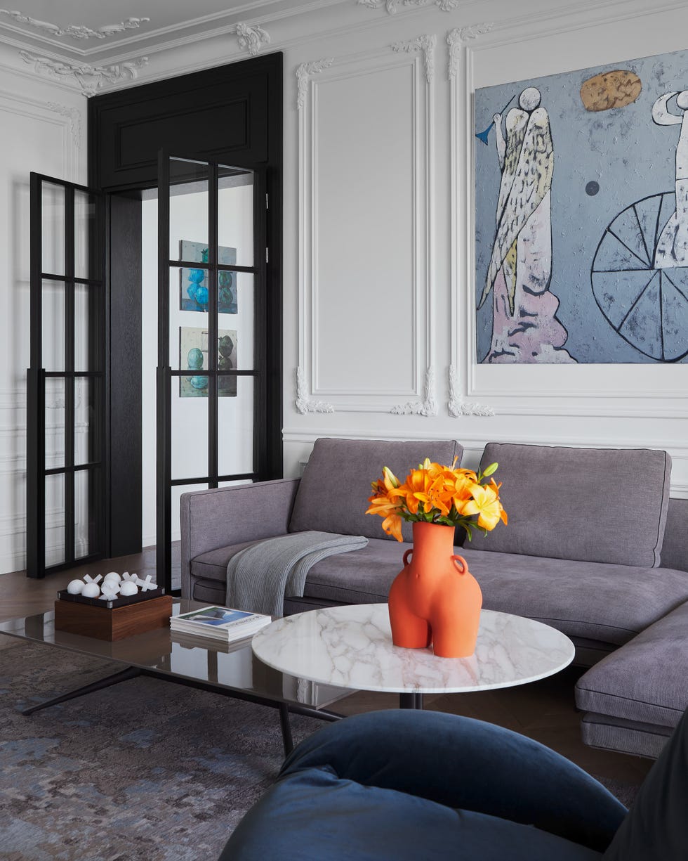 salón con molduras decorativas y muebles modernos