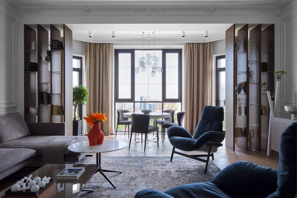 salón comedor con molduras decorativas y muebles modernos