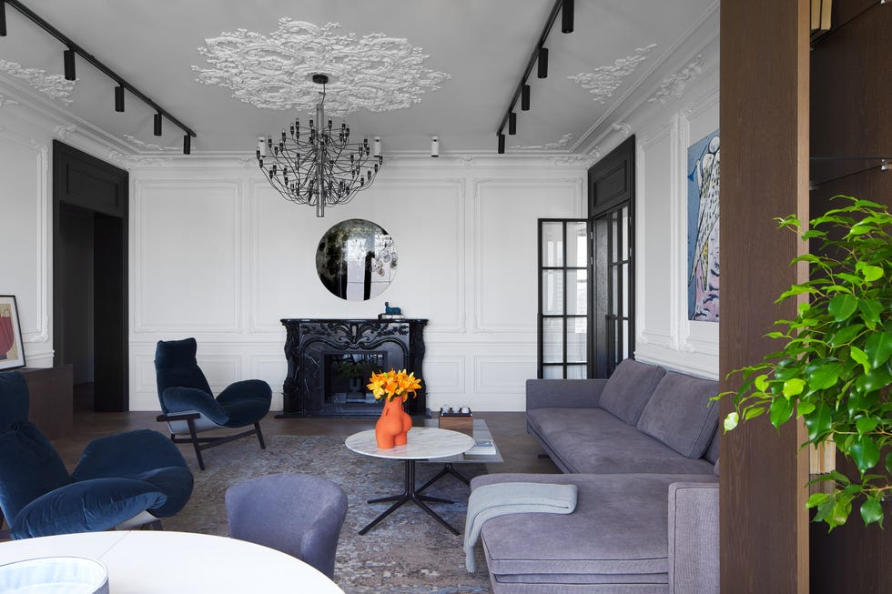 salón con molduras decorativas y muebles modernos