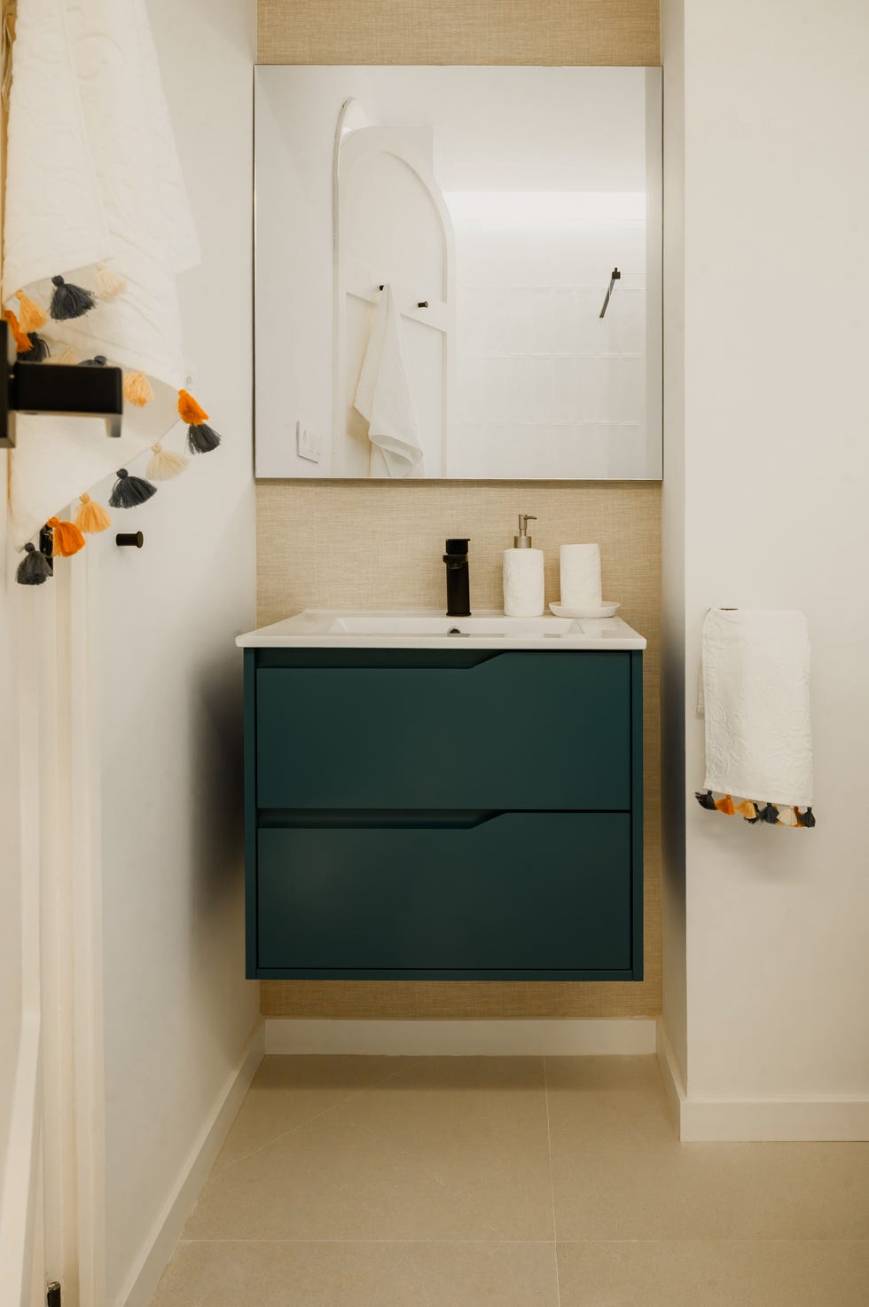 baño con mueble bajolavabo suspendido en color verde