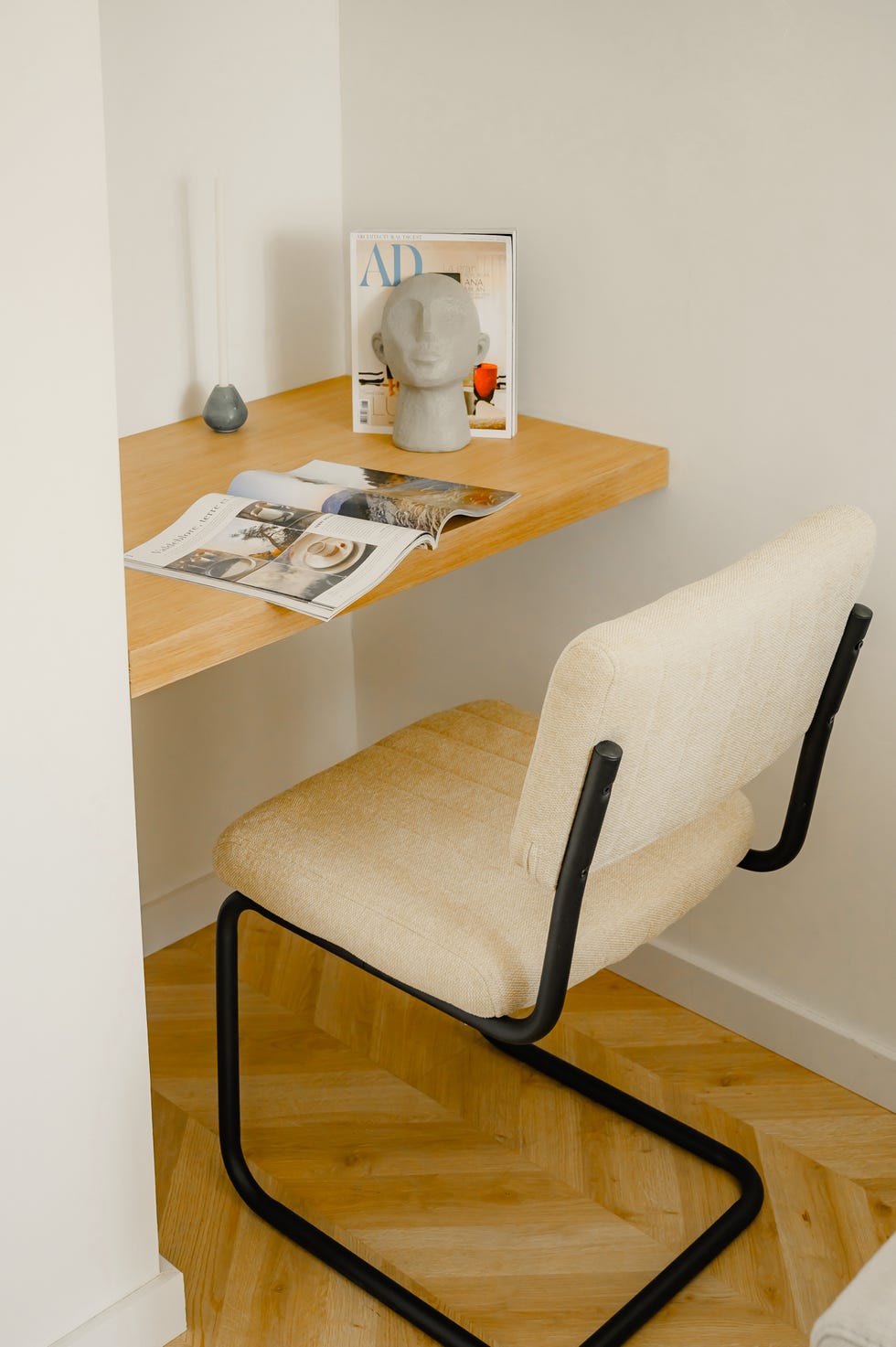 escritorio con balda de madera y silla tapizada en beige
