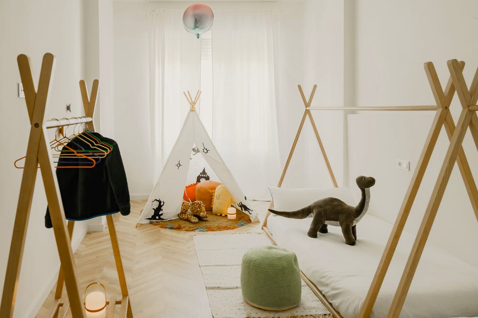 habitación infantil de color blanco con muebles tipo tipi