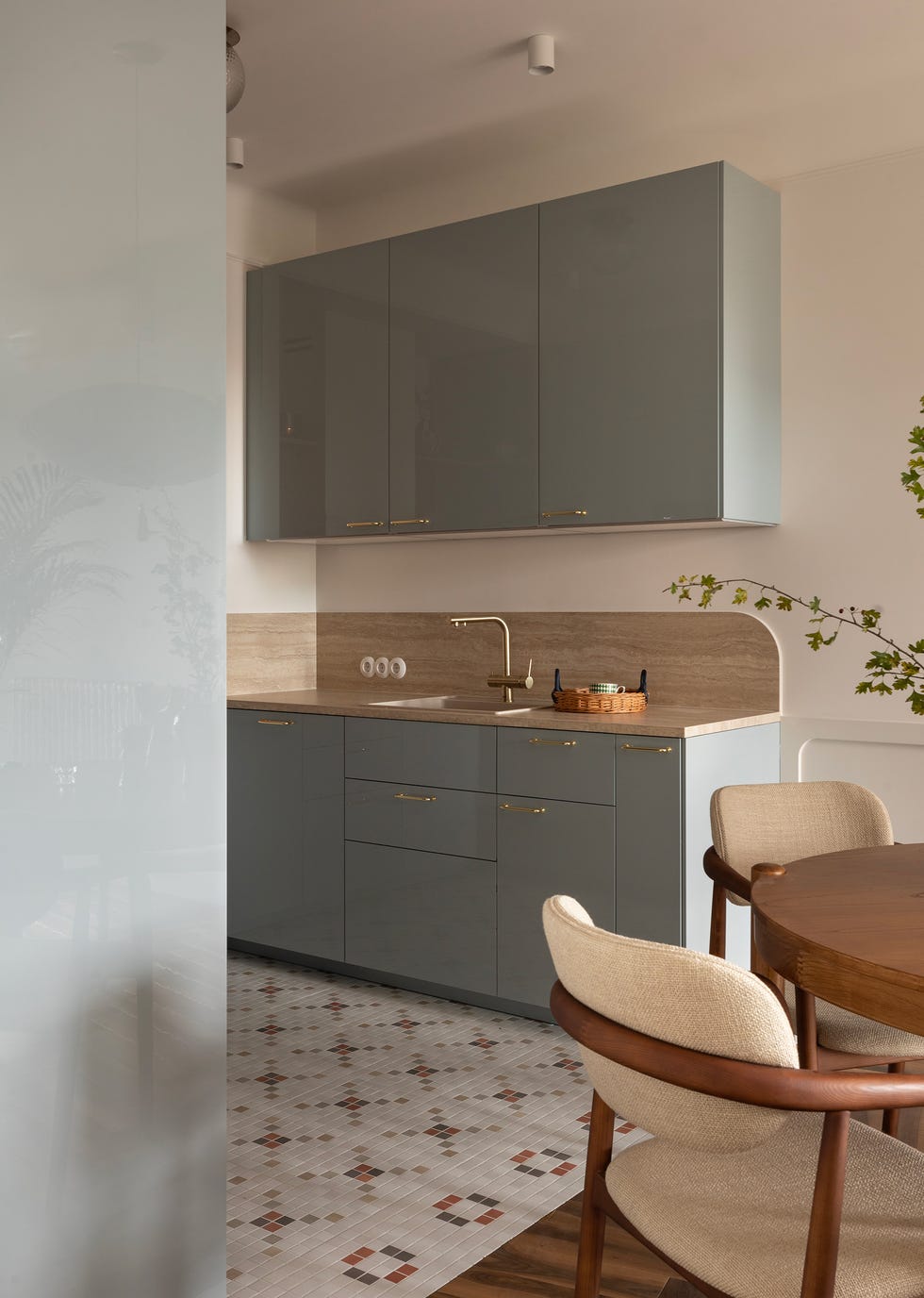 cocina abierta con muebles de color azul
