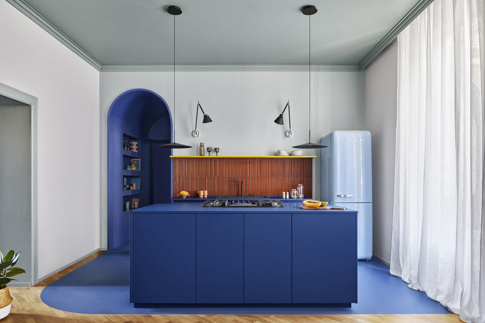 cocina con isla central de color azul