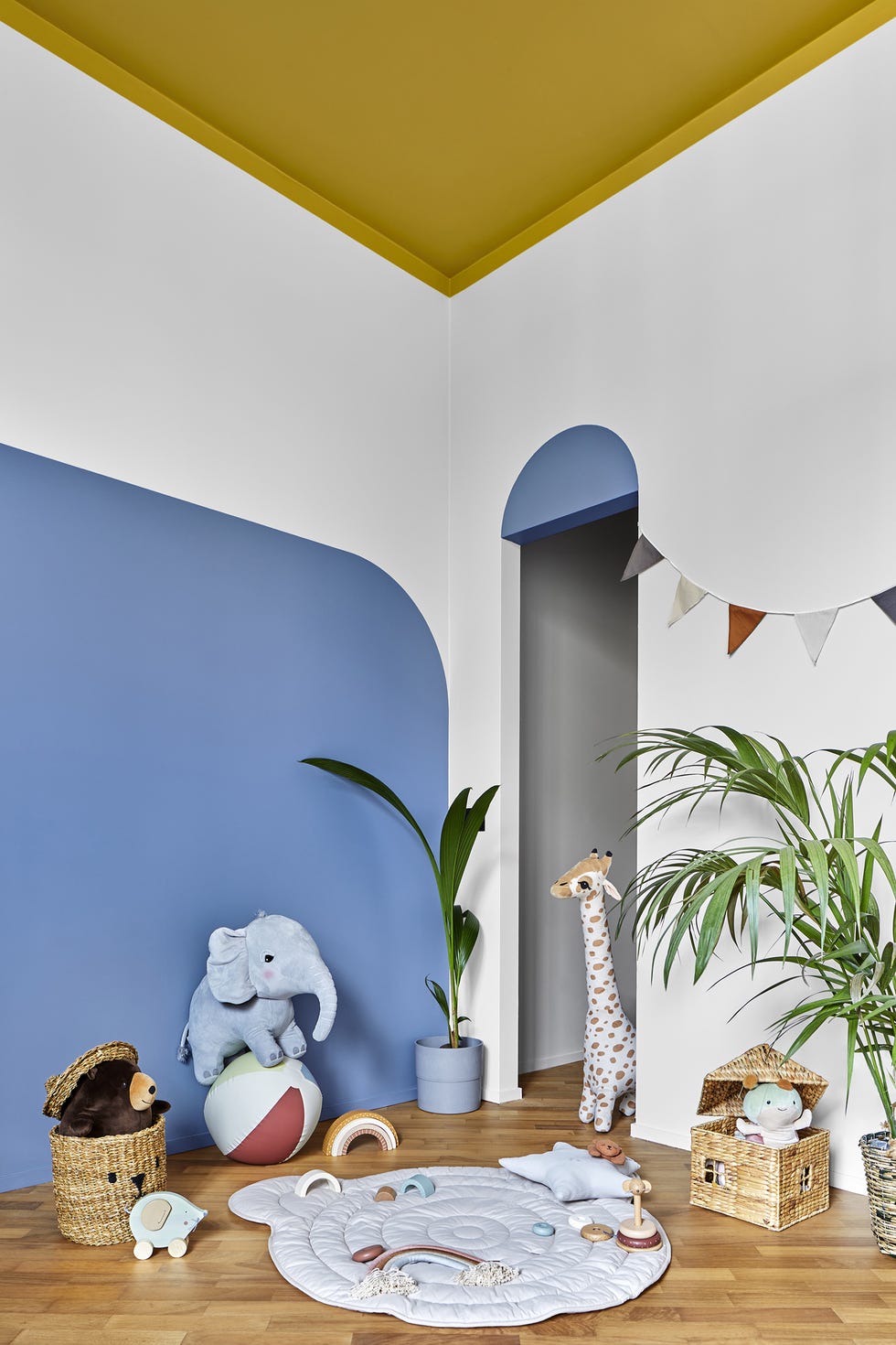 habitación infantil con techo dorado y paredes en blanco y azul