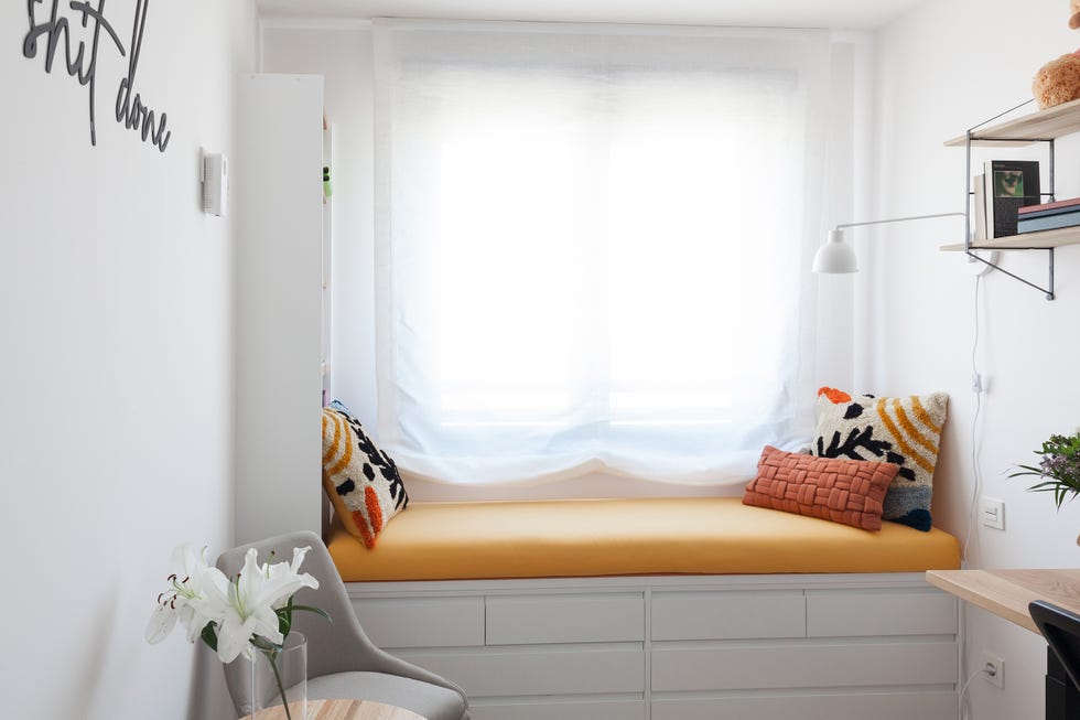 habitación con escritorio y cama nido
