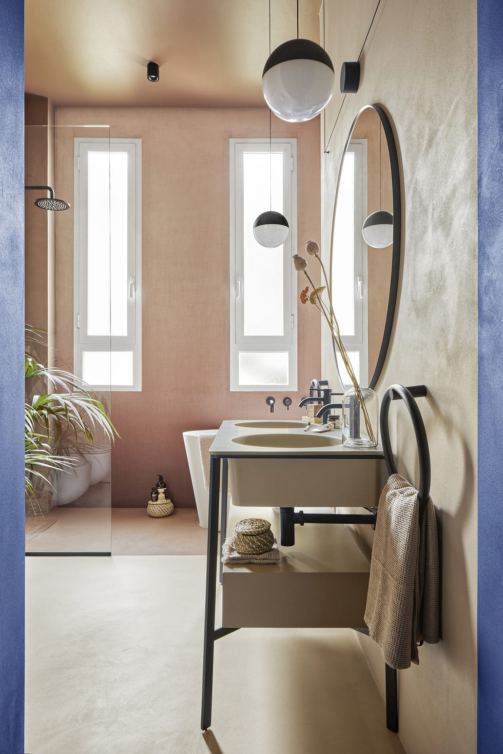 baño con doble lavabo, ducha y bañera