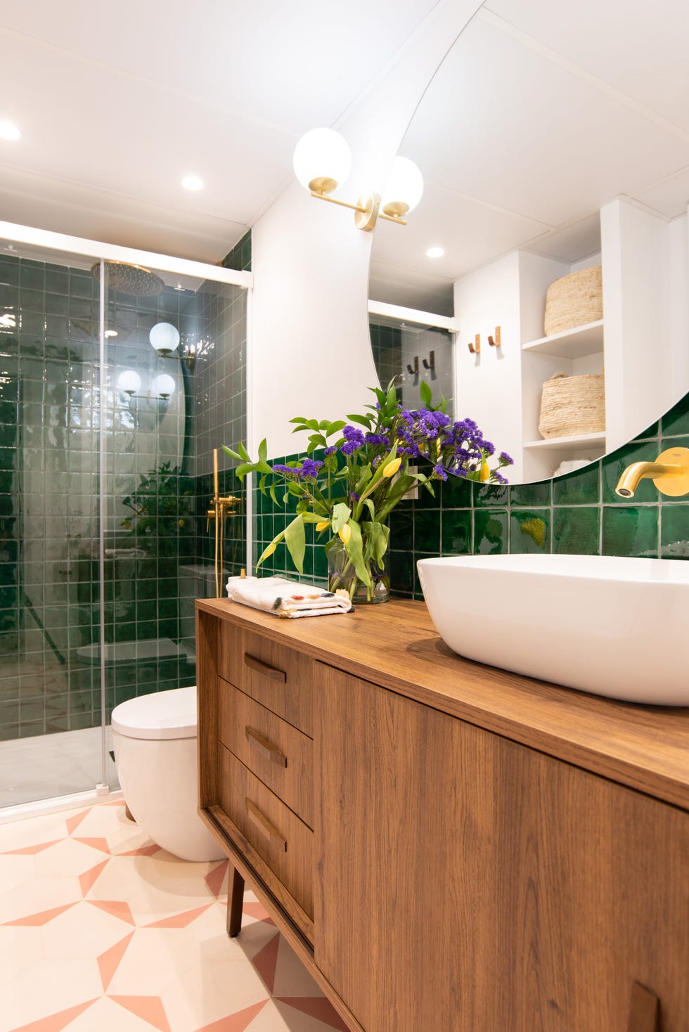 baño con mueble de lavabo de madera con estilo mid century y paredes revestidas con baldosas verdes