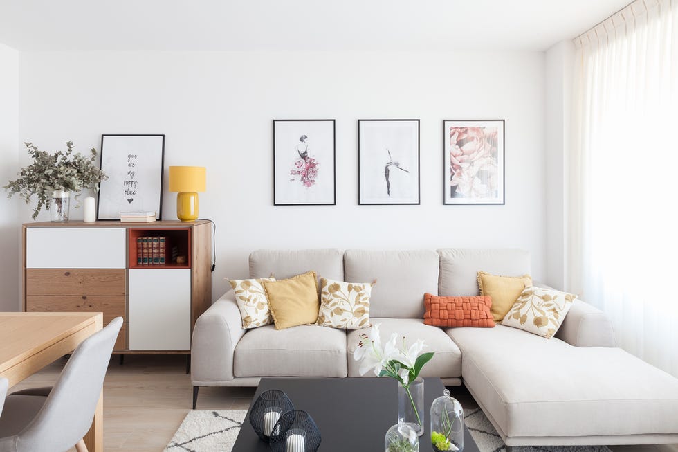 sofá gris con chaiselongue