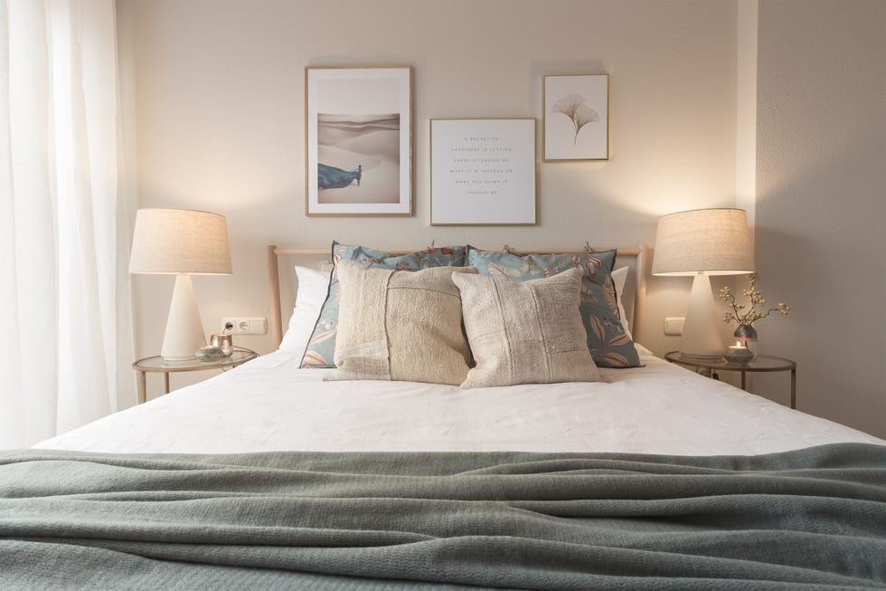 dormitorio de estilo natural con cama de madera