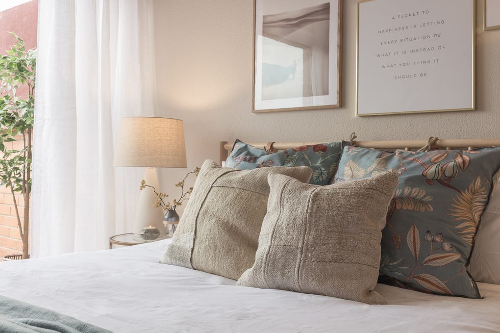 dormitorio de estilo natural con cama de madera
