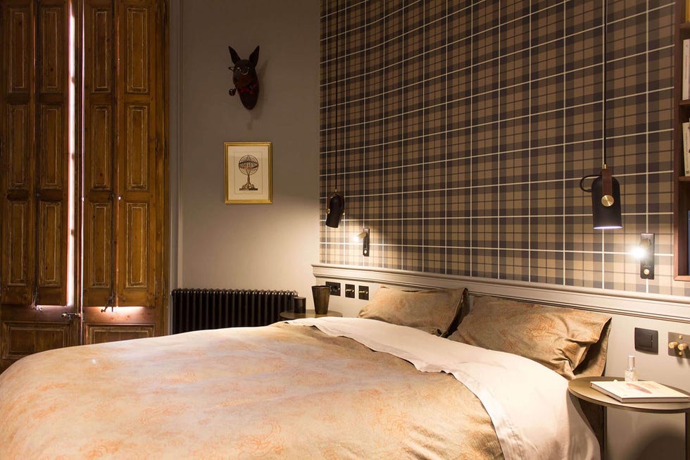 dormitorio con papel pintado estampado a cuadros