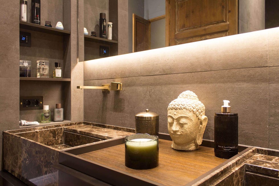 baño revestido con microcemento y lavabo de piedra