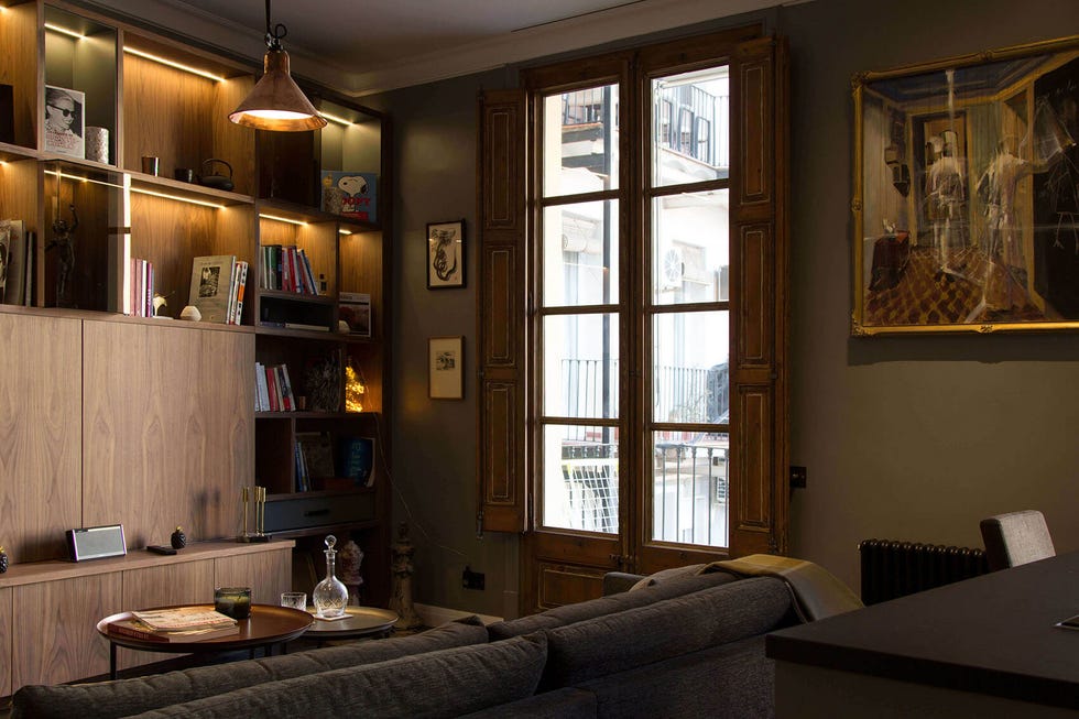 salón moderno con estantería a medida en madera