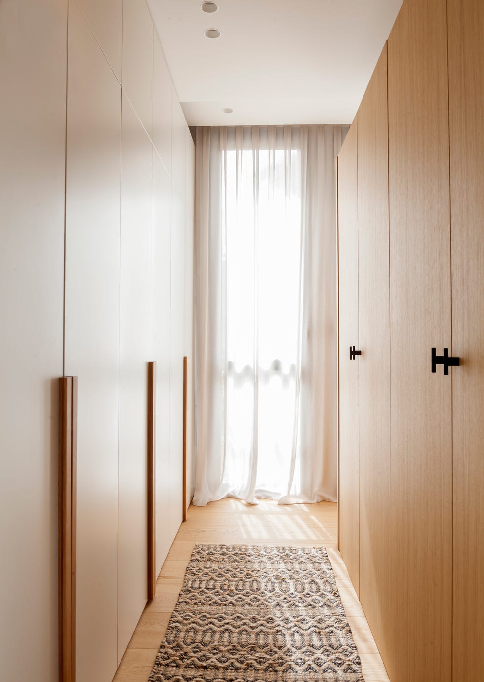 vestidor con armarios de madera