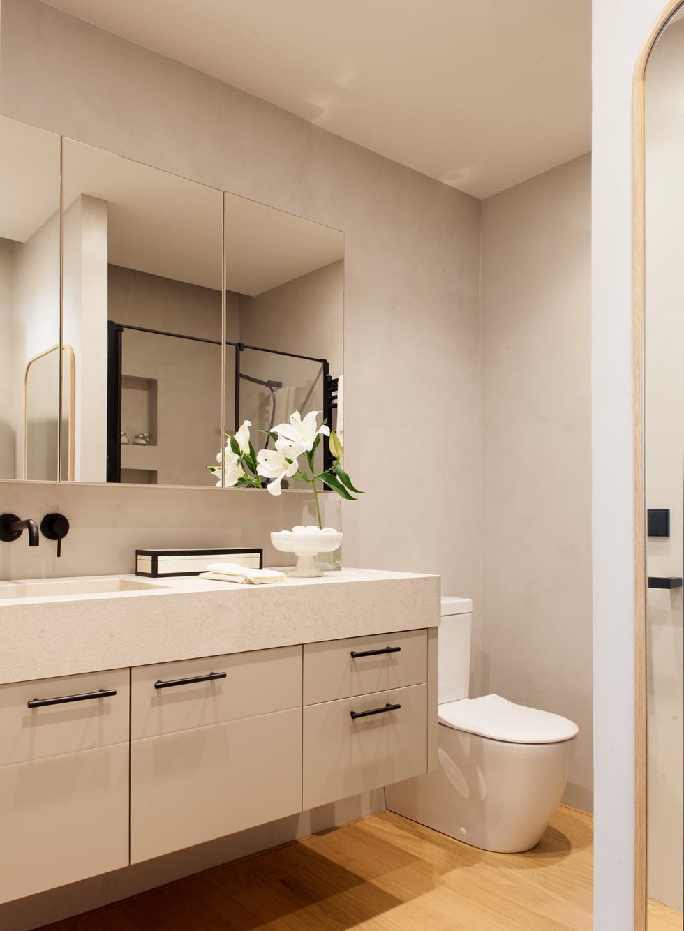 baño con mueble volado en color visón