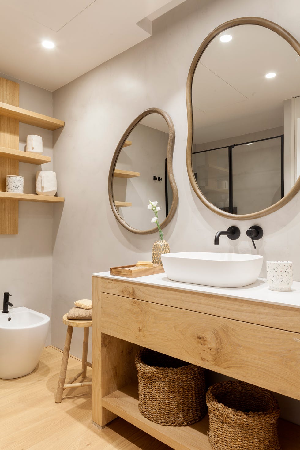 mueble de baño de madera y espejos con marcos de madera